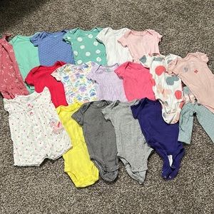 Set of baby girl clothes - size 6 months Carters brand